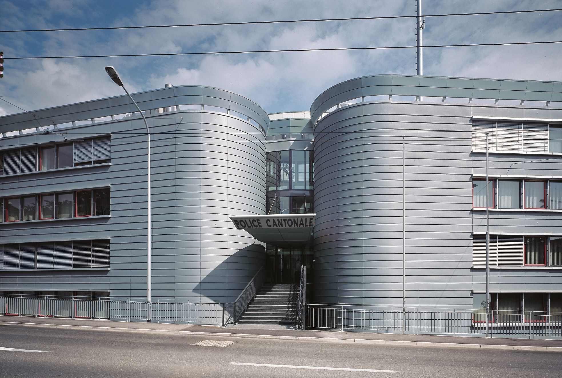Fassade mit halbrunden Horizontalpaneelen