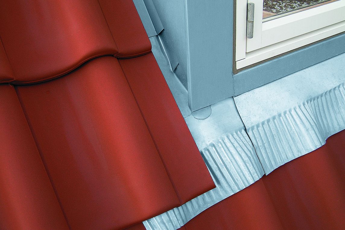 Dachmodell mit Zinkgaube und Dachanschluss mit plissiertem Anformzink