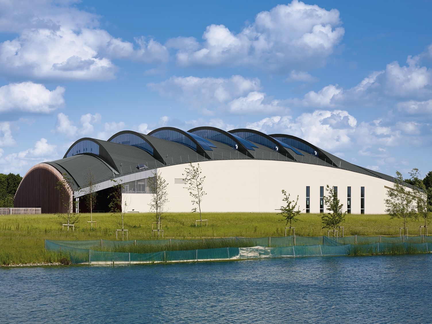 Sportzentrum der Universität von Cambridge mit Zinkdach in Doppelstehfalz