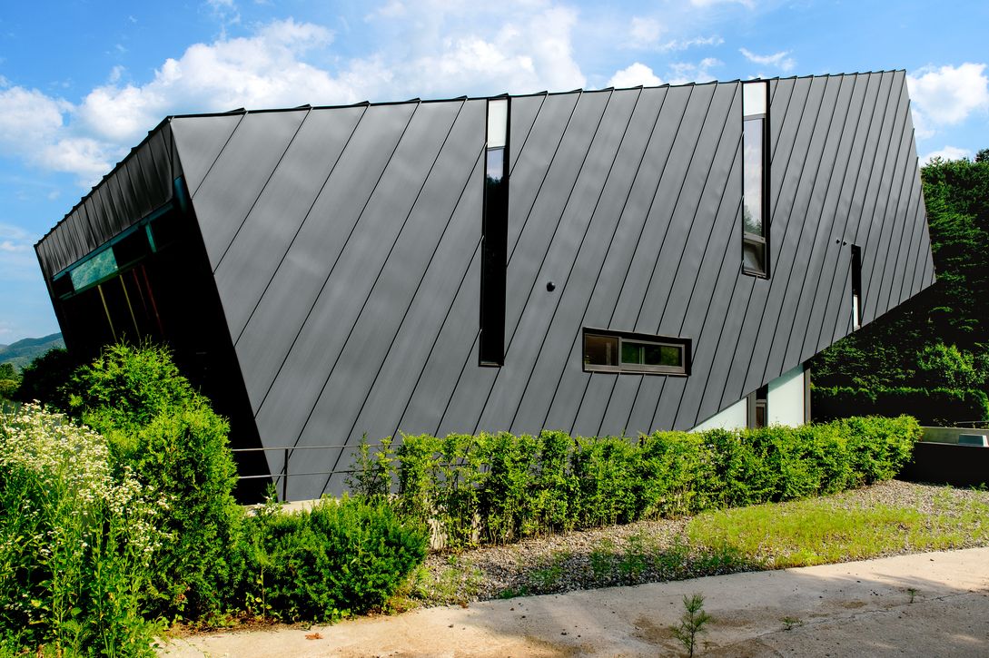 Winkelstehfalz-Fassade an Appartmenthäusern