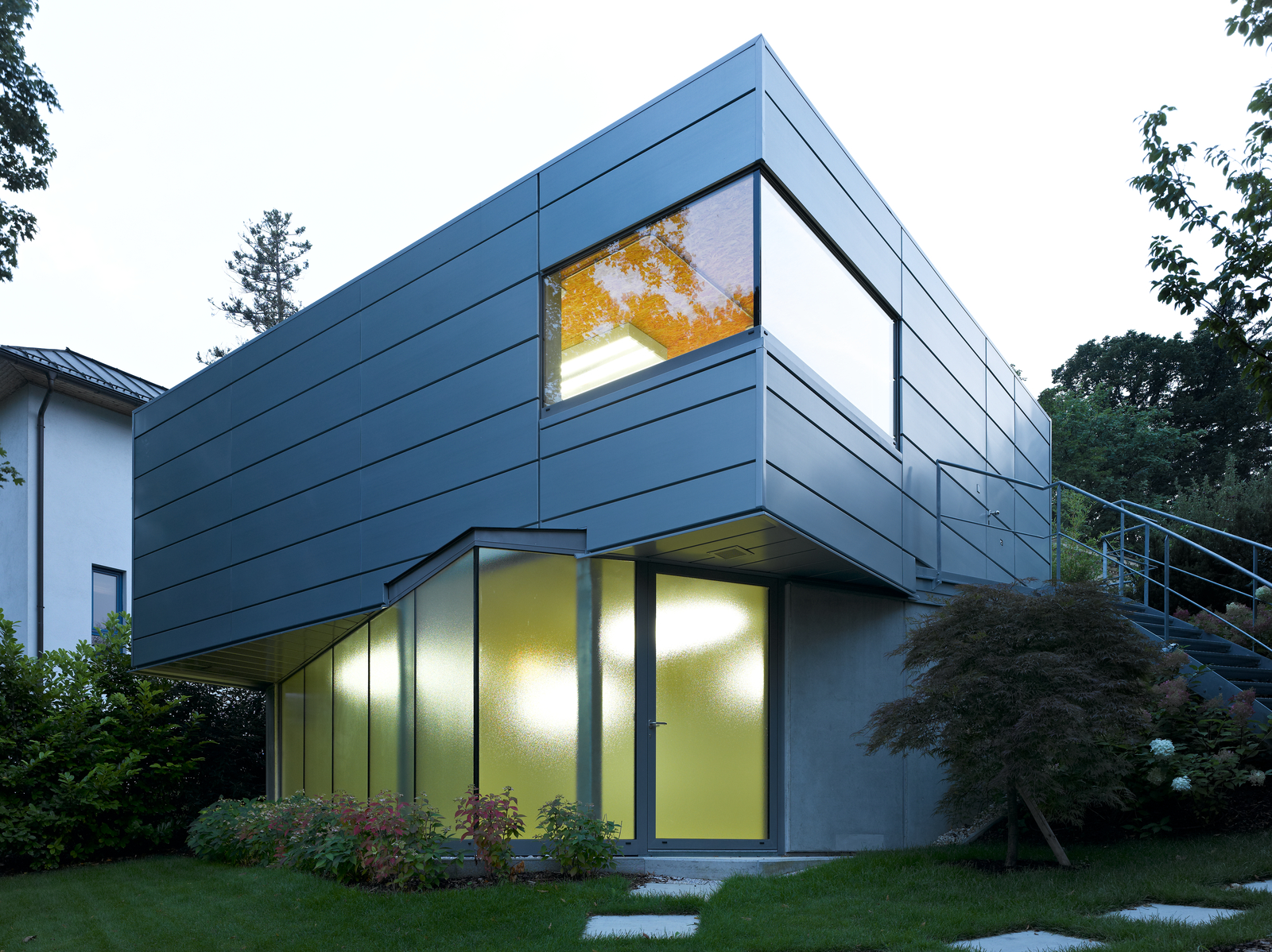 Facade with horizontal cassette system